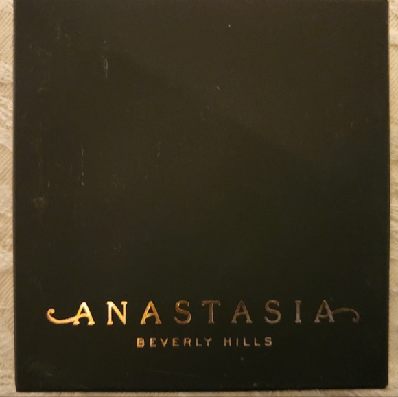 Beverly Hills 4 wall eyeshadow palette with magnets - Picture 3 of 3